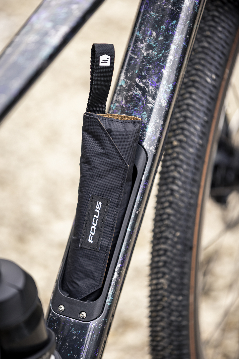 Zusammengerolltes Werkzeugset , bereit zum einstecken in den Rahmen