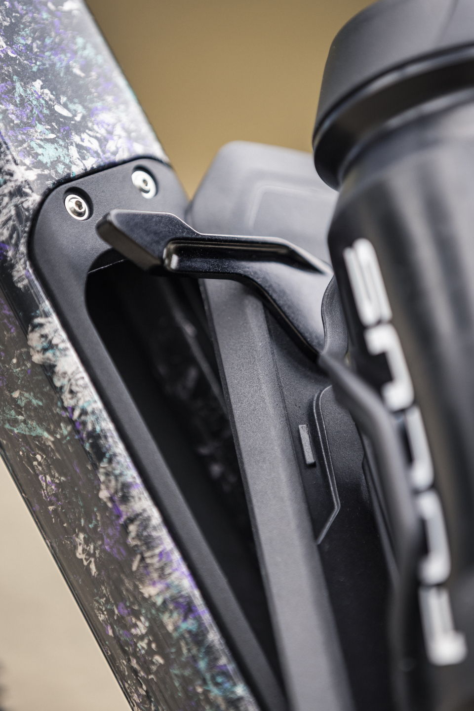 Geheimes Staufach im rahmen unter der Trinkflaschenhalterung