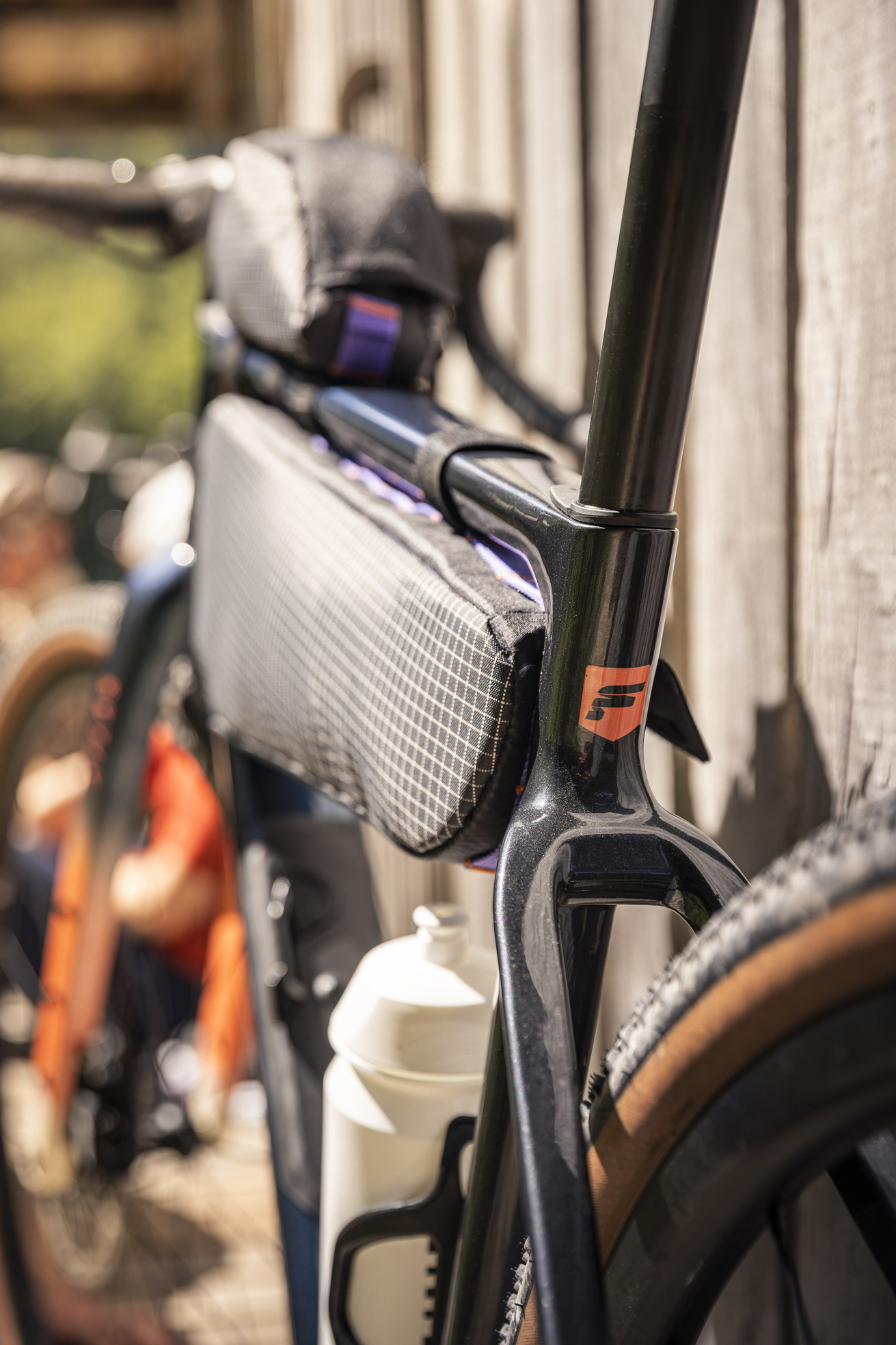 Ein Focus Gravekl Bike welches in Nahaufnahme an einer Holzhütte lehnt