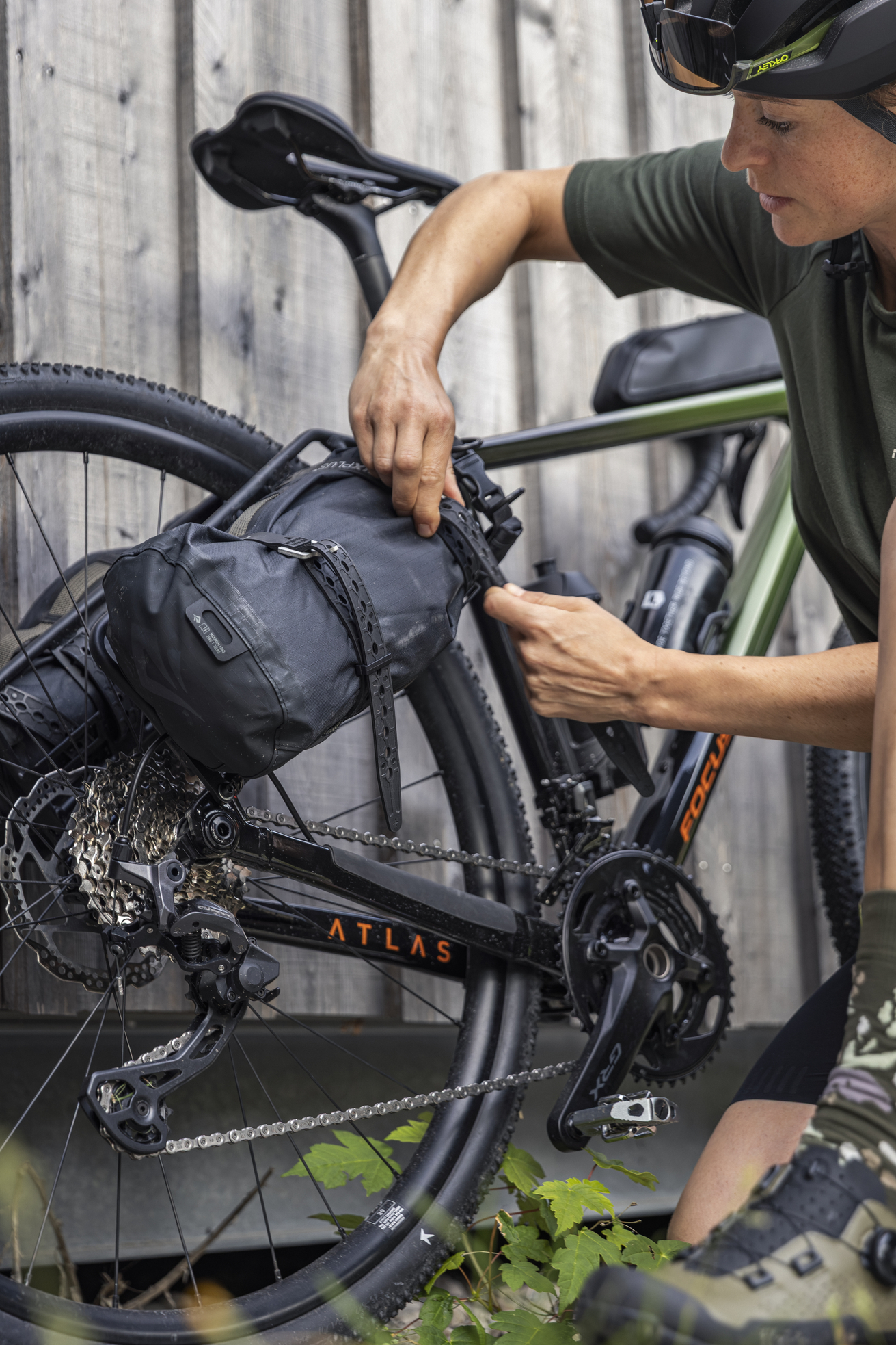 Ein Radfahrer Pack gerades seine Packtasche an dem Adventurepack seines Gravelbikes